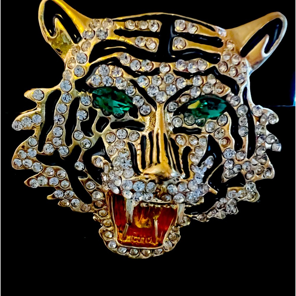 Oversized brooch